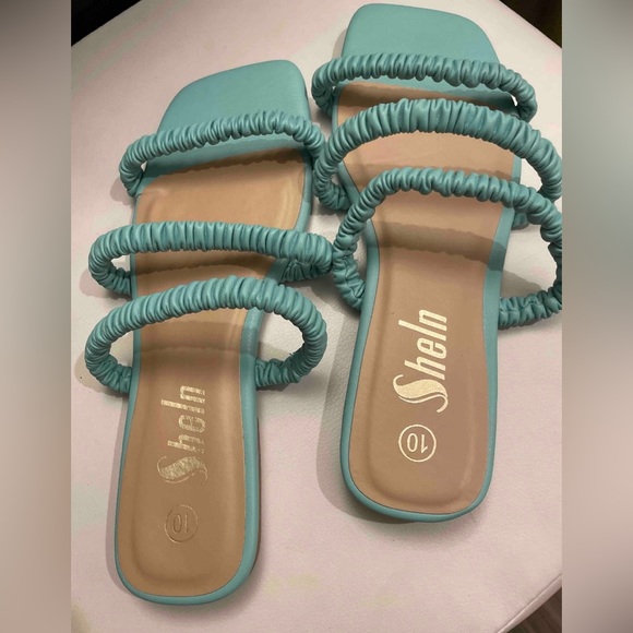 3 Strap Ruched Sandals - Picture 2 of 2